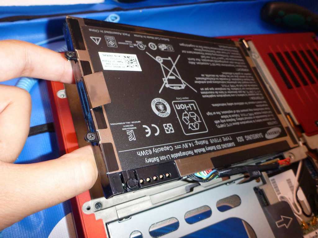 Надо ли отключать батарею ноутбука, если работаешь от розетки?